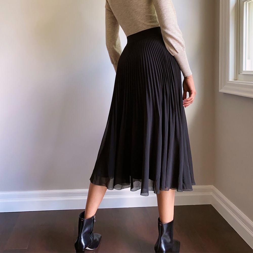 Aritzia Wilfred Black Twirl Skirt
